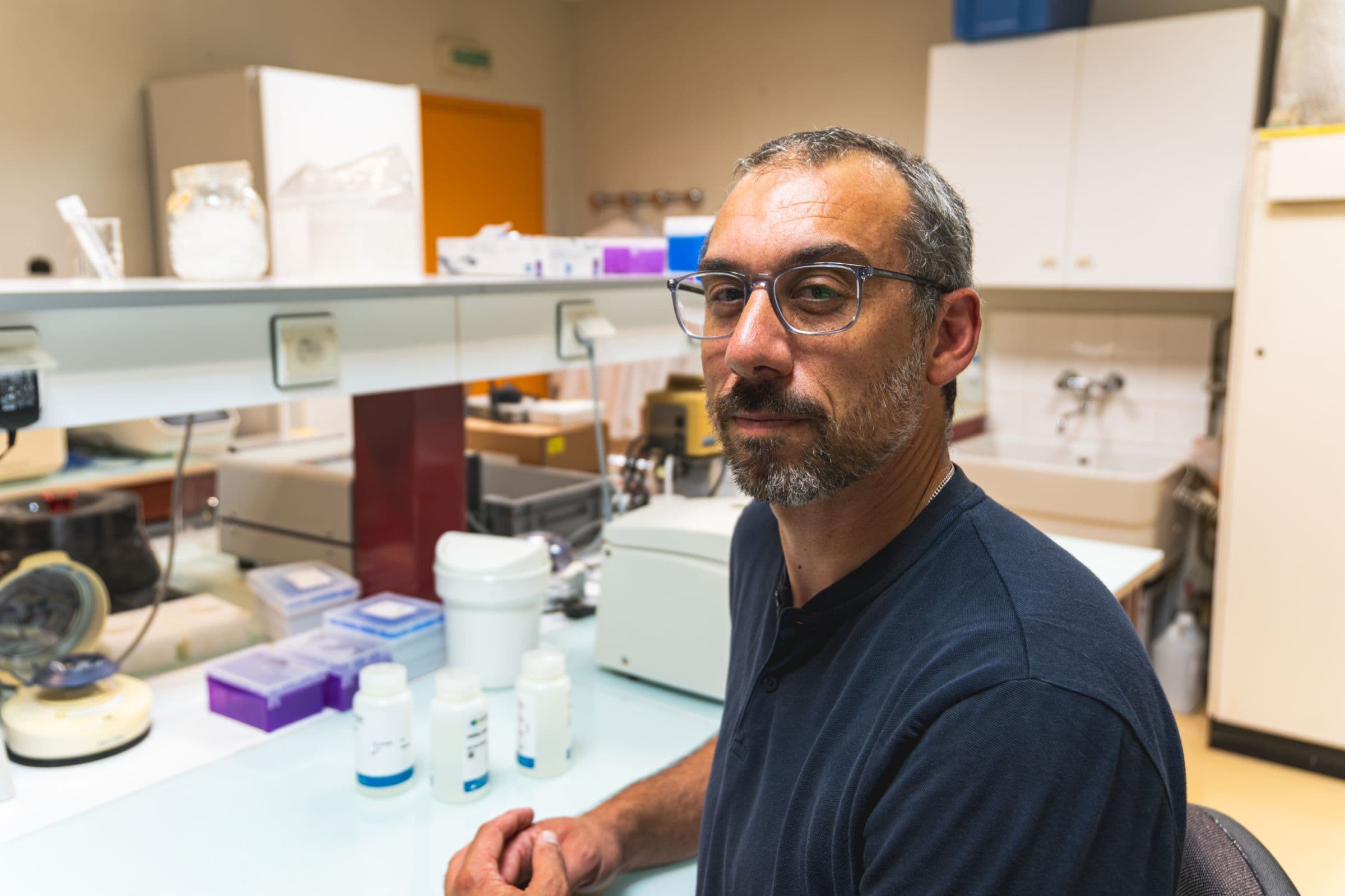 Technicien au laboratoire de biologie moléculaire