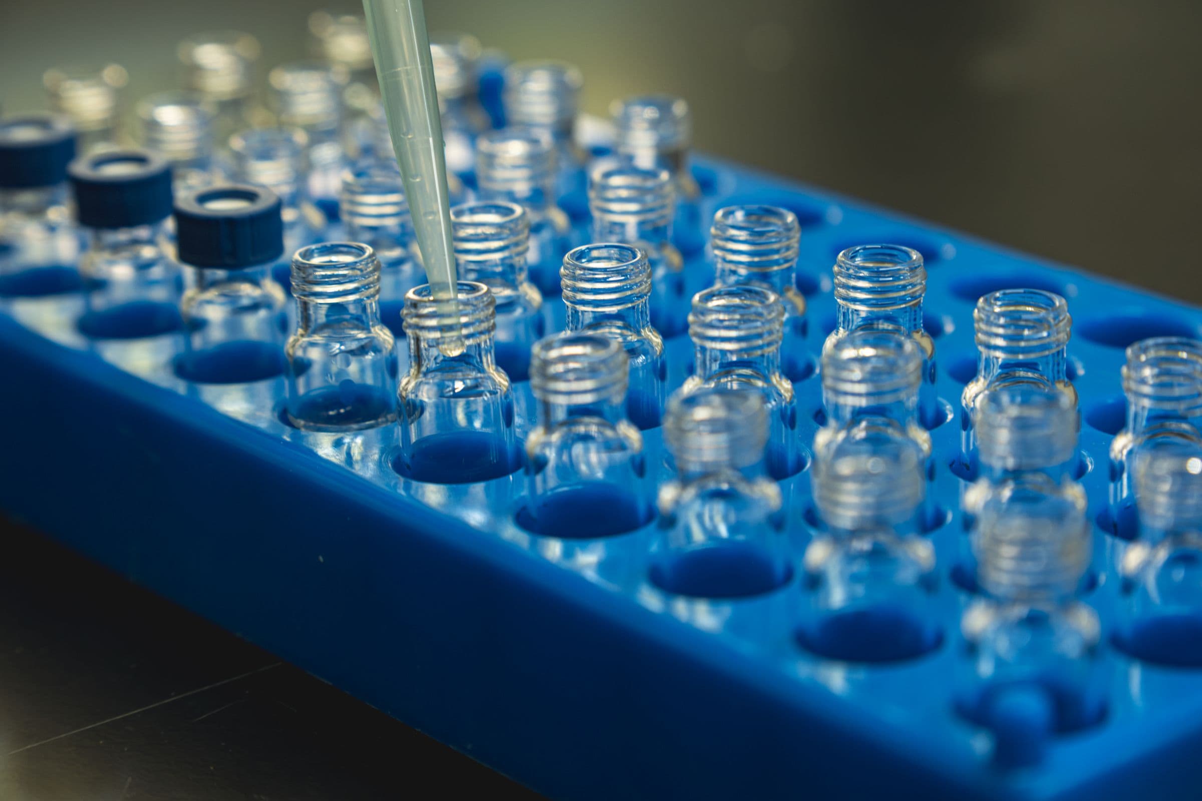 Portoir de flacons préparés pour analyse chimique UPLC